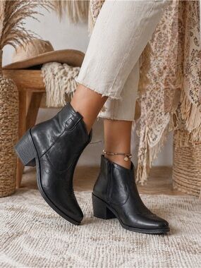 TRUE CRAFT Black Western the Winnie
Ankle Bootie size 8
